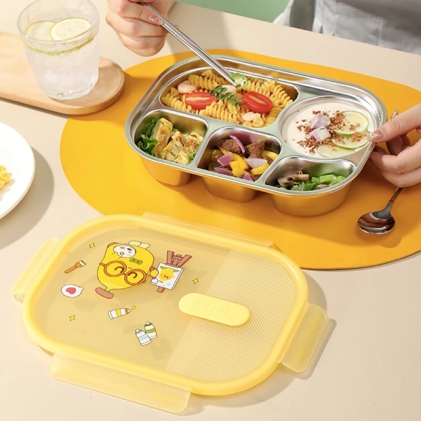 Với tiêu chí “không gỉ – không chứa chất độc hại”, nên ưu tiên các sản phẩm làm từ inox 304 như Khay cơm inox 4 và 5 ngăn inox 304 có nắp cho bé. (Ảnh 3) Với tiêu chí “không gỉ – không chứa chất độc hại”, nên ưu tiên các sản phẩm làm từ inox 304 như Khay cơm inox 4 và 5 ngăn inox 304 có nắp cho bé. (Ảnh 3)