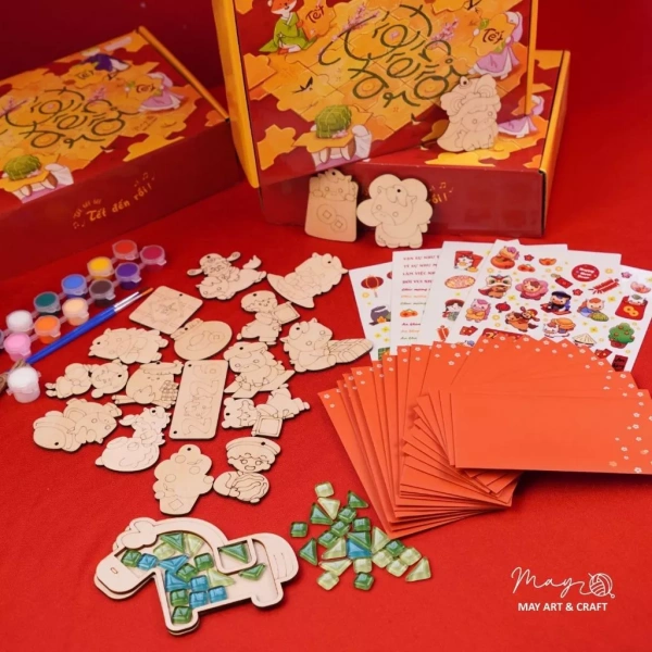 Thay vì chỉ treo những chiếc lồng đèn truyền thống, các gia đình có thể tự làm những món đồ trang trí riêng, mang đậm dấu ấn cá nhân. (Ảnh 2) Thay vì chỉ treo những chiếc lồng đèn truyền thống, các gia đình có thể tự làm những món đồ trang trí riêng, mang đậm dấu ấn cá nhân. (Ảnh 2)
