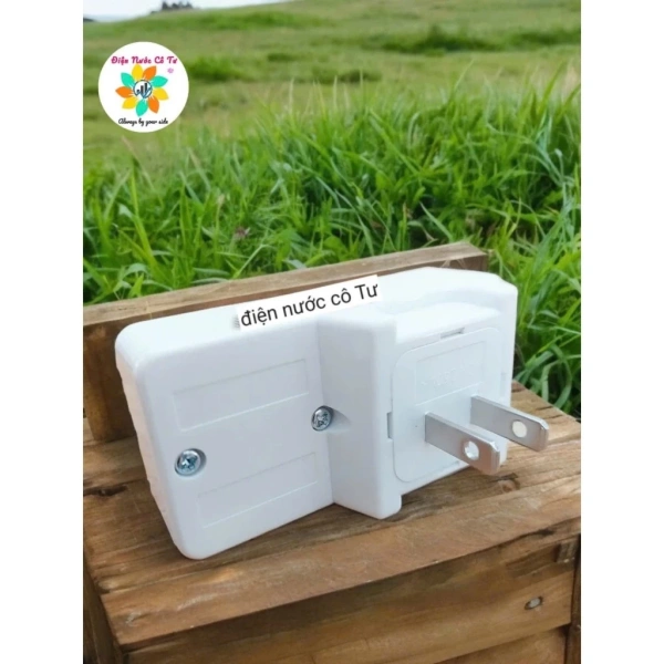 Trong các mẫu ổ cắm đa năng hiện nay, công tắc phụ thường được gắn thêm để người dùng có thể bật/tắt toàn bộ nguồn một cách nhanh chóng mà không cần rút phích cắm. (Ảnh 2) Trong các mẫu ổ cắm đa năng hiện nay, công tắc phụ thường được gắn thêm để người dùng có thể bật/tắt toàn bộ nguồn một cách nhanh chóng mà không cần rút phích cắm. (Ảnh 2)