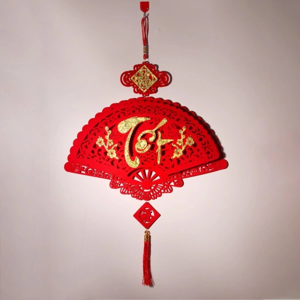 Trong những năm gần đây, thị trường trang trí Tết có nhiều lựa chọn từ đèn lồng giấy, vòng hoa xanh lá cho đến các món đồ treo bằng kim loại. (Ảnh 3)