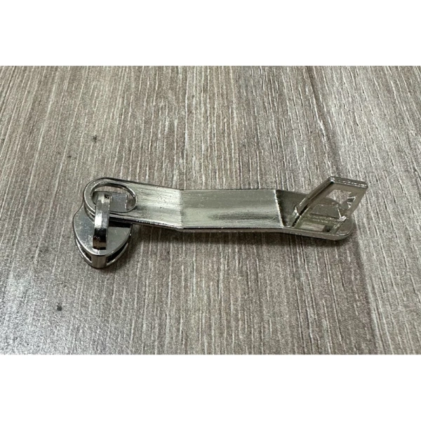 Khi đầu kéo không khớp chuẩn, chiếc vali trở thành nguyên nhân gây phiền toái bất ngờ. - Ảnh 1 Khi đầu kéo không khớp chuẩn, chiếc vali trở thành nguyên nhân gây phiền toái bất ngờ. - Ảnh 1