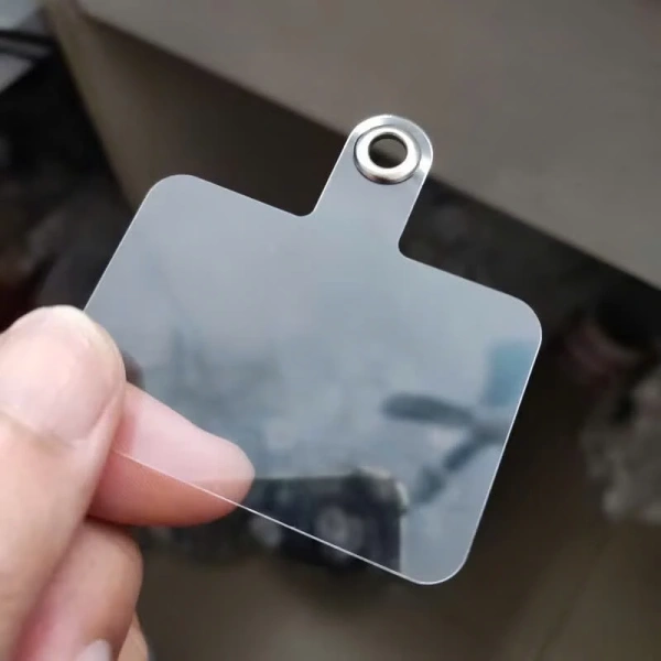 Trong một vài trường hợp, dây đeo được gắn vào một móc nhỏ gần cổng sạc hoặc nút cảm ứng, đặc biệt ở các mẫu điện thoại mới. (Ảnh 2) Trong một vài trường hợp, dây đeo được gắn vào một móc nhỏ gần cổng sạc hoặc nút cảm ứng, đặc biệt ở các mẫu điện thoại mới. (Ảnh 2)