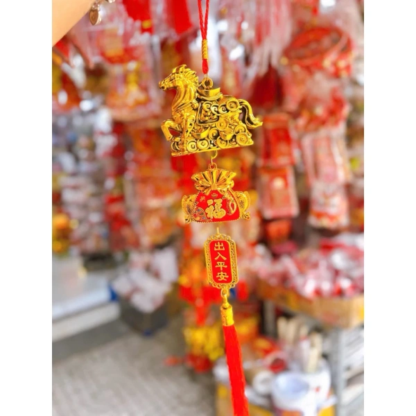 Thị trường hiện nay có rất nhiều loại dây ngựa tiền, từ chất liệu vải thô, nhựa PVC cho tới những phiên bản sang trọng được nhuộm màu vàng và đóng khung trong thỏi nhựa cứng. (Ảnh 4)