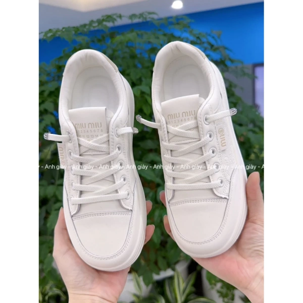 So với ba loại trên, giày với đệm 3 lớp và thiết kế slip‑on cung cấp sự cân bằng giữa trọng lượng nhẹ, độ bám chắc, và hỗ trợ cấu trúc. (Ảnh 3)