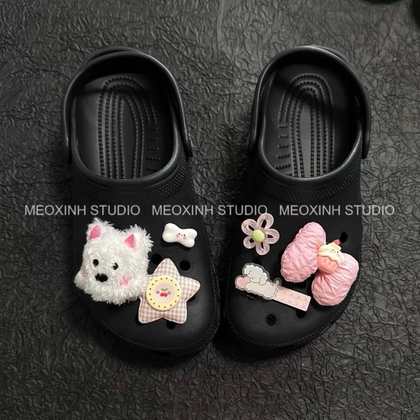 Khi dép sục màu hồng kèm charm bunny gặp vết ẩm ướt, thực tế vẫn giữ êm và không trượt như quảng cáo? - Ảnh 4 Khi dép sục màu hồng kèm charm bunny gặp vết ẩm ướt, thực tế vẫn giữ êm và không trượt như quảng cáo? - Ảnh 4