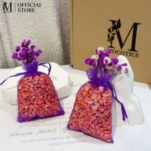 Trong trường hợp của Túi thơm khử mùi Mocotics nhiều hương, chất khử ẩm chính được làm từ nguyên liệu thiên nhiên, giúp hấp thụ độ ẩm nhẹ trong không khí. (Ảnh 3)