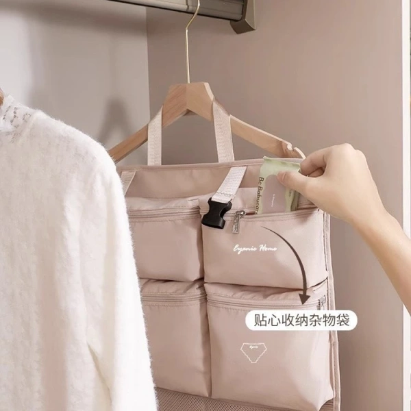 Người công tác thường gặp khó khăn trong việc cân bằng giữa nhu cầu trang phục lịch sự và việc không muốn mang quá nhiều hành lý. (Ảnh 4) Người công tác thường gặp khó khăn trong việc cân bằng giữa nhu cầu trang phục lịch sự và việc không muốn mang quá nhiều hành lý. (Ảnh 4)