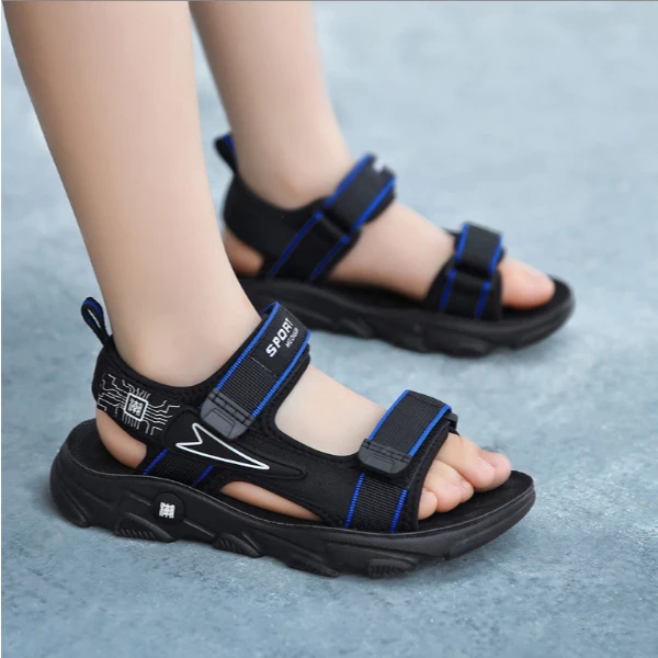 Khi độ nhẹ và êm của sandal bé trai làm phụ huynh quên kiểm tra độ bền trong những ngày đi học và đi biển - Ảnh 1