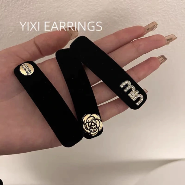 Khi dùng kẹp tóc dài vintage đính đá, ai cũng ngạc nhiên khi kiểu tóc vẫn giữ vị trí suốt ngày dù hoạt động liên tục. - Ảnh 1 Khi dùng kẹp tóc dài vintage đính đá, ai cũng ngạc nhiên khi kiểu tóc vẫn giữ vị trí suốt ngày dù hoạt động liên tục. - Ảnh 1