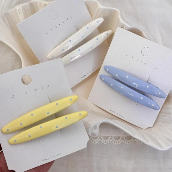 Kim loại được sử dụng trong các loại kẹp tóc ngày nay đa phần là hợp kim không gỉ hoặc nhôm được phủ lớp mạ màu. (Ảnh 2)
