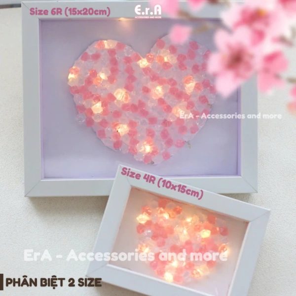 Khung tranh được lắp đèn LED không chỉ là một vật dụng để trưng bày ảnh, mà còn là nguồn sáng phụ trợ. (Ảnh 2) Khung tranh được lắp đèn LED không chỉ là một vật dụng để trưng bày ảnh, mà còn là nguồn sáng phụ trợ. (Ảnh 2)