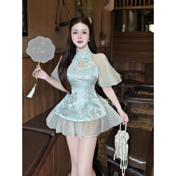 Hãy tưởng tượng một buổi sáng Tết, khi mọi thành viên gia đình cùng ngồi quây quần bên bàn cận. (Ảnh 5)