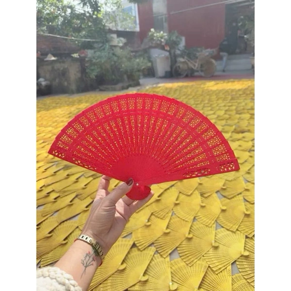 Khi kỳ vọng không gian mát mẻ, thực tế của quạt gỗ trang trí lại mang lại những bất ngờ khác biệt. - Ảnh 1 Khi kỳ vọng không gian mát mẻ, thực tế của quạt gỗ trang trí lại mang lại những bất ngờ khác biệt. - Ảnh 1