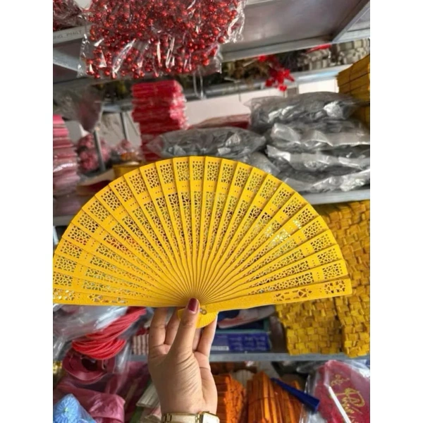 Quạt gỗ đã xuất hiện trong văn hóa Đông Á từ hàng ngàn năm trước, thường được dùng để làm mát trong những ngày hè nắng gắt. (Ảnh 2) Quạt gỗ đã xuất hiện trong văn hóa Đông Á từ hàng ngàn năm trước, thường được dùng để làm mát trong những ngày hè nắng gắt. (Ảnh 2)