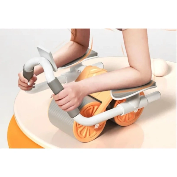 Khi lăn tập bụng có chỗ để tay và bộ đếm số khiến tay luôn mỏi sau mỗi buổi tập - Ảnh 1
