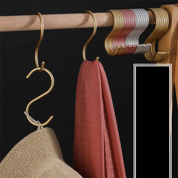 Thiết kế chữ S mang lại ưu điểm là khả năng giữ vật dụng ở góc độ thích hợp, đồng thời giảm độ rủng rỉnh so với dạng móc đơn. (Ảnh 2)