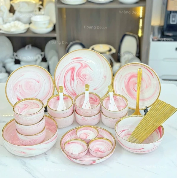 Combo 9 người ăn thường được bố trí với 31 món, bao gồm 30 món thực phẩm và 1 đĩa quà tặng. (Ảnh 3)