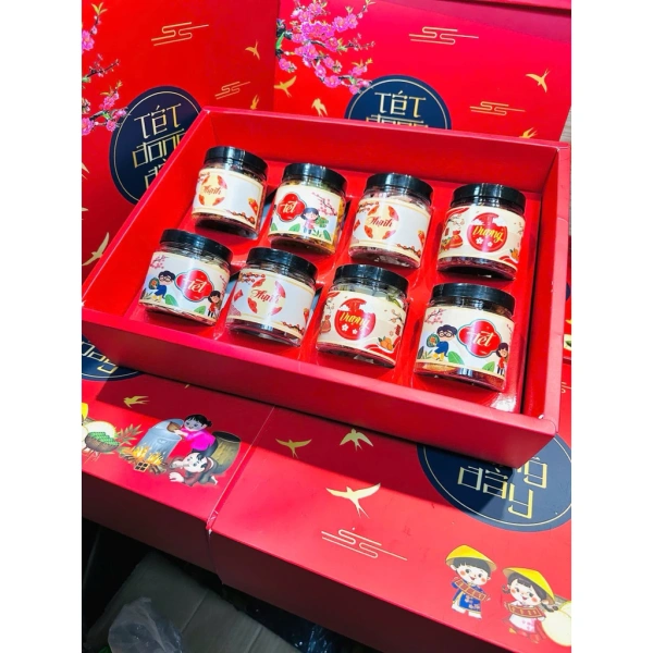 Trong quá trình tìm kiếm “món quà sum vầy” cho ngày Tết, SET QUÀ TẾT ĐONG ĐẦY - ĐOÀN VIÊN KHÔ-HẠT 8 vị trở thành một lựa chọn thực tế và đầy tính thẩm mỹ. (Ảnh 4)