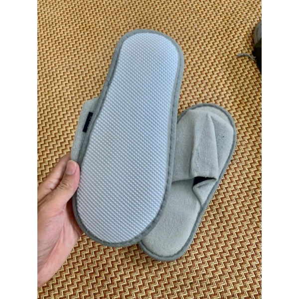 Trong số các mẫu dép nội bộ trên thị trường, Dép nỉ Ana hàng không nhật (giá gốc 11 520 VND, hiện giảm còn 9 000 VND) được nhiều người tiêu dùng quan tâm. (Ảnh 4) Trong số các mẫu dép nội bộ trên thị trường, Dép nỉ Ana hàng không nhật (giá gốc 11 520 VND, hiện giảm còn 9 000 VND) được nhiều người tiêu dùng quan tâm. (Ảnh 4)