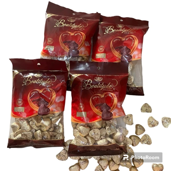 Khi mong đợi một quà cưới sang trọng, hộp socola trái tim màu đỏ lại tạo nên khoảnh khắc đáng nhớ hơn. - Ảnh 3