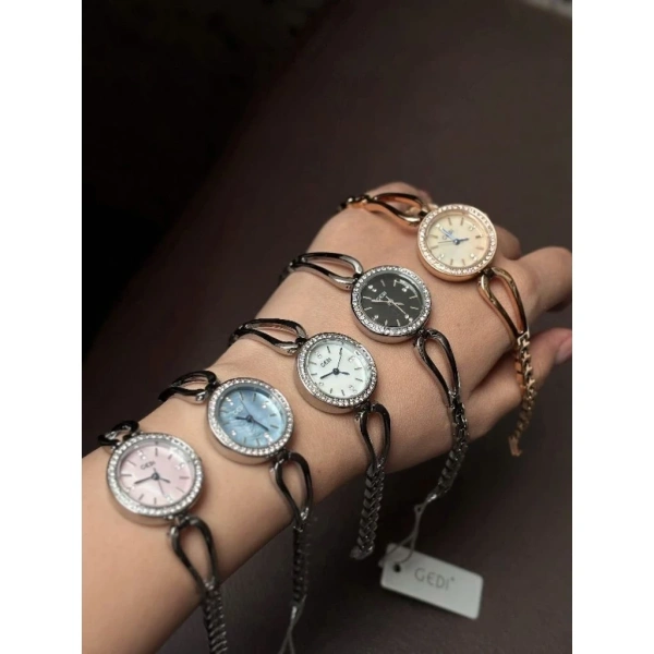 Sản phẩm này được thiết kế với mặt đồng hồ tròn sang trọng, mạ bạc bóng cùng việc đính đá tạo điểm nhấn. (Ảnh 5)