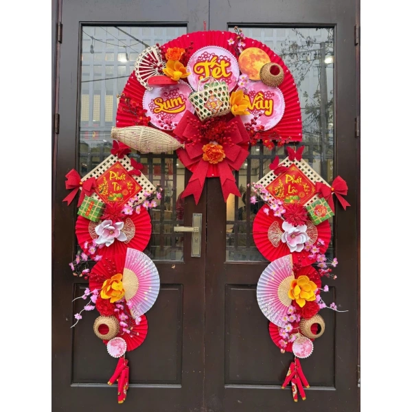 Để hình dung, hãy đưa ra một bảng so sánh giữa ba giải pháp trang trí phổ biến: (1) bộ dán sẵn, (2) bộ đèn lồng truyền thống, (3) cây Mai Đào cảnh quan. (Ảnh 2)
