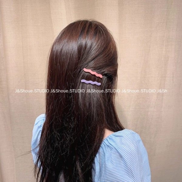 Không phải mọi kiểu tóc đều “đón” tốt một chiếc kẹp retro; việc chọn cách sắp xếp phù hợp sẽ giúp tối ưu hoá hiệu quả thẩm mỹ và tính tiện dụng. (Ảnh 3) Không phải mọi kiểu tóc đều “đón” tốt một chiếc kẹp retro; việc chọn cách sắp xếp phù hợp sẽ giúp tối ưu hoá hiệu quả thẩm mỹ và tính tiện dụng. (Ảnh 3)