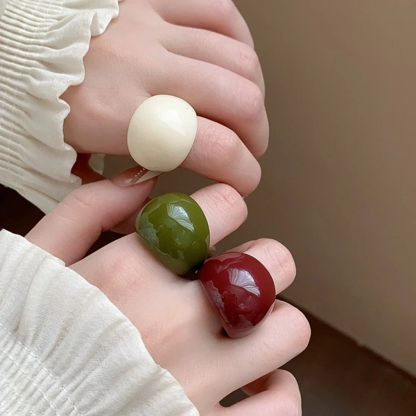 Một mẫu nhẫn đang được ưa chuộng trên thị trường là Nhẫn nhựa tròn retro đơn giản, thiết kế độc đáo, phù hợp cho trang sức bán buôn. (Ảnh 4) Một mẫu nhẫn đang được ưa chuộng trên thị trường là Nhẫn nhựa tròn retro đơn giản, thiết kế độc đáo, phù hợp cho trang sức bán buôn. (Ảnh 4)