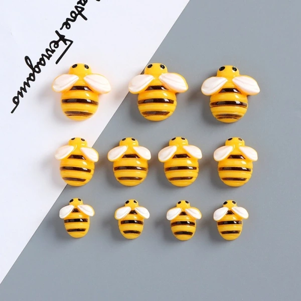 Ngồi bên cạnh những chậu cây xanh mướt như cây xương rồng, lược hoa, hay cây phong lan, chú ong mini có thể “đảo” quanh các cành lá, tạo hình ảnh như đang “bay” giữa không gian thực tế. (Ảnh 2) Ngồi bên cạnh những chậu cây xanh mướt như cây xương rồng, lược hoa, hay cây phong lan, chú ong mini có thể “đảo” quanh các cành lá, tạo hình ảnh như đang “bay” giữa không gian thực tế. (Ảnh 2)