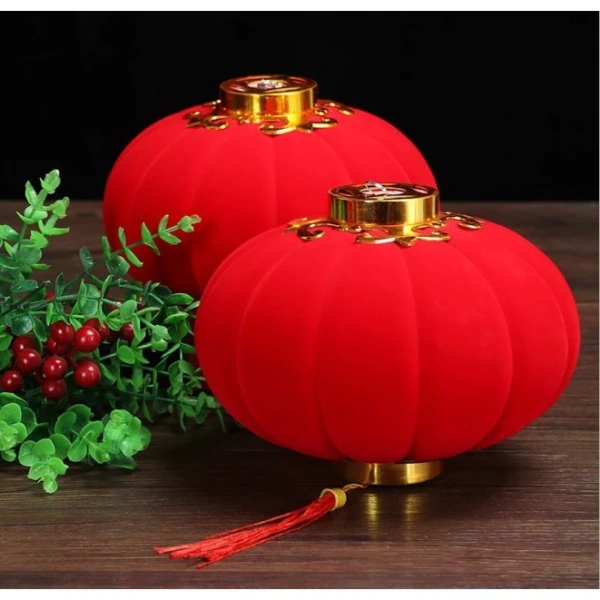 Chiếc đèn lồng được nhắc tới trong tiêu đề không chỉ là một sản phẩm trang trí đơn thuần; nó là sự kết hợp tinh tế giữa vật liệu và màu sắc, đem lại trải nghiệm thị giác đặc biệt. (Ảnh 3)