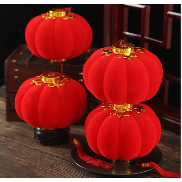 Đèn lồng đỏ bọc nhung không đứng một mình, nó cần “được đồng hành” với các yếu tố khác để tạo nên bức tranh Tết trọn vẹn. (Ảnh 5)