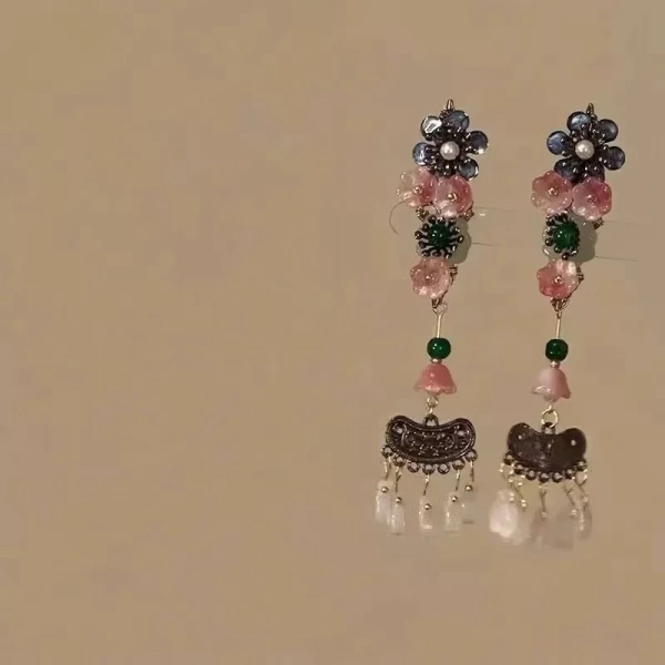 Chiếc kẹp tóc được mô tả trong mô tả của nhà bán lẻ có thiết kế ngọt ngào, kết hợp hai yếu tố nêu trên một cách hài hòa. (Ảnh 2) Chiếc kẹp tóc được mô tả trong mô tả của nhà bán lẻ có thiết kế ngọt ngào, kết hợp hai yếu tố nêu trên một cách hài hòa. (Ảnh 2)