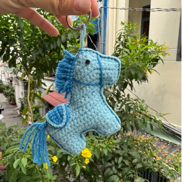 Sản phẩm Móc khoá ngựa len treo đồng tiền handmade mừng Xuân Bính Ngọ 2026 được chế tác tỉ mỉ với nhiều màu sắc lựa chọn, đáp ứng sở thích và phong thủy cá nhân của người dùng. (Ảnh 4) Sản phẩm Móc khoá ngựa len treo đồng tiền handmade mừng Xuân Bính Ngọ 2026 được chế tác tỉ mỉ với nhiều màu sắc lựa chọn, đáp ứng sở thích và phong thủy cá nhân của người dùng. (Ảnh 4)