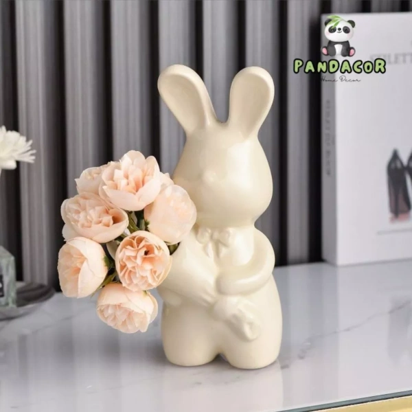 Khi một tượng gốm sứ thỏ ôm hoa đặt trên bàn phòng khách, không gian bỗng trở nên sinh động và ấm áp hơn - Ảnh 4 Khi một tượng gốm sứ thỏ ôm hoa đặt trên bàn phòng khách, không gian bỗng trở nên sinh động và ấm áp hơn - Ảnh 4