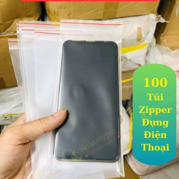 Khi mưa bất chợt, chiếc túi zip nhỏ gọn lại trở thành lá chắn duy nhất cho điện thoại. - Ảnh 1