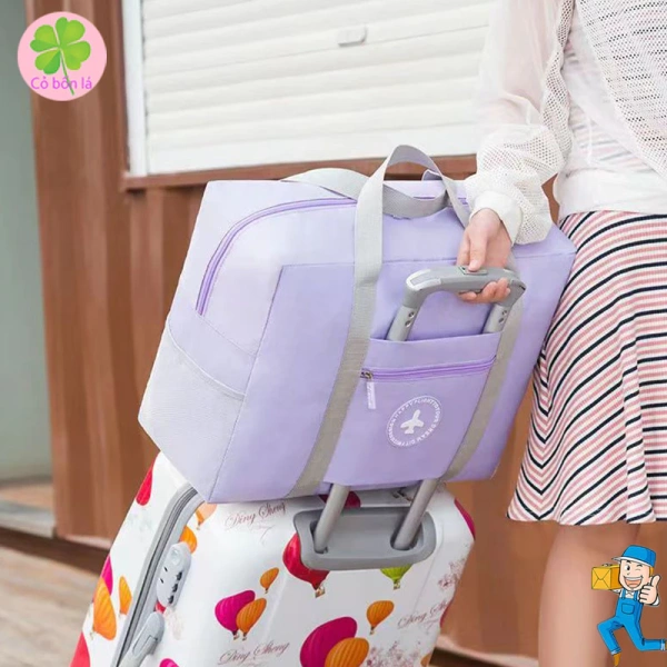 Khi mưa bất ngờ kéo vào chuyến đi, chiếc túi du lịch gập gọn chống thấm nước trở thành người hùng thầm lặng. - Ảnh 1