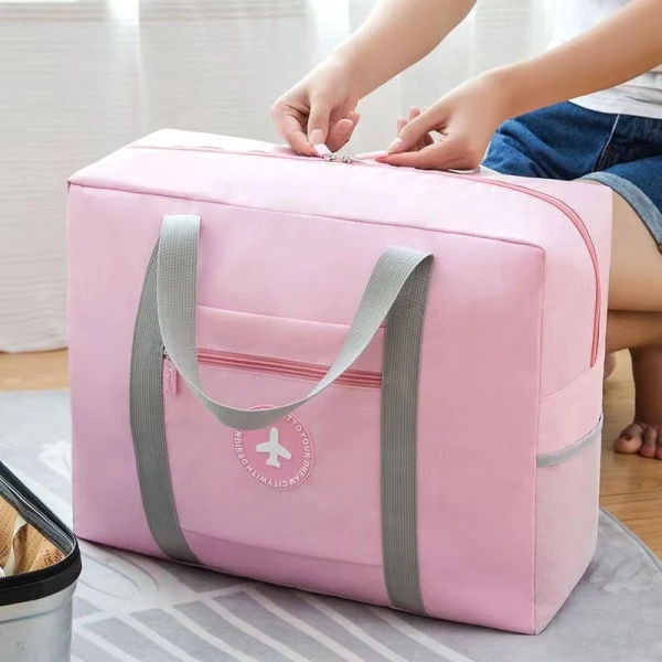 Khi mưa bất ngờ kéo vào chuyến đi, chiếc túi du lịch gập gọn chống thấm nước trở thành người hùng thầm lặng. - Ảnh 3
