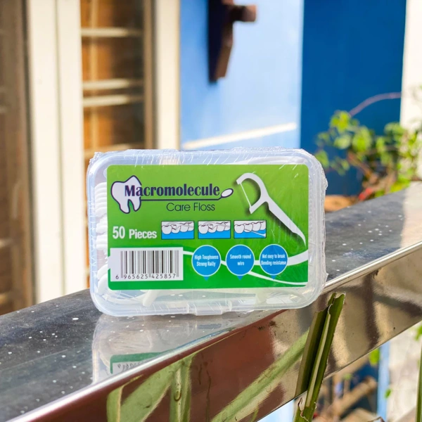 Khi bị chạm mạnh vào răng – chẳng hạn trong một trận thể thao, hoặc vô tình đập răng vào vật cứng – mảng thức ăn và máu có thể rơi vào kẽ răng, làm tình trạng sưng tấy trở nên khó chịu hơn. (Ảnh 3) Khi bị chạm mạnh vào răng – chẳng hạn trong một trận thể thao, hoặc vô tình đập răng vào vật cứng – mảng thức ăn và máu có thể rơi vào kẽ răng, làm tình trạng sưng tấy trở nên khó chịu hơn. (Ảnh 3)