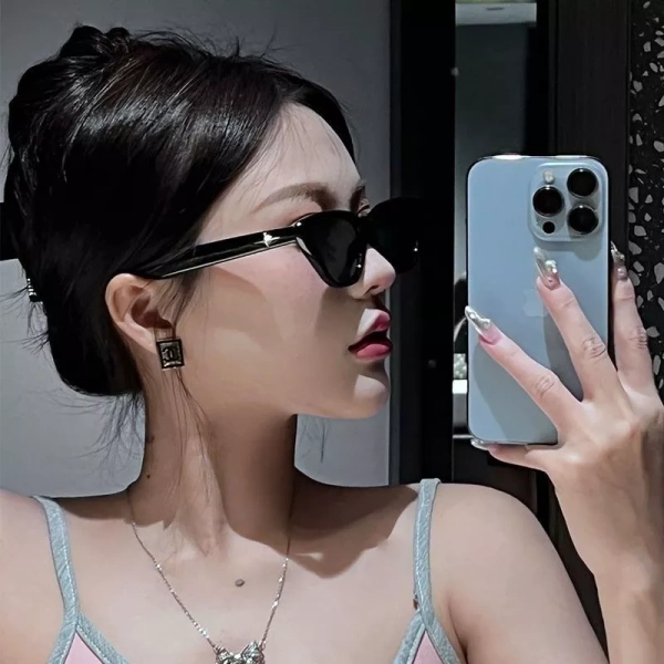 Mặc dù mẫu kính này được quảng cáo “chống tia cực tím”, nhưng mức độ bảo vệ phụ thuộc vào lớp tròng và độ trong suốt. (Ảnh 3)