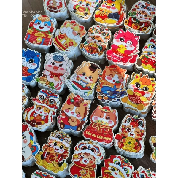 Một trong những mẫu được săn đón nhất hiện nay là Set 10 & Set 20 & Set 50 Lì Xì Chibi 2025 – một sản phẩm được thiết kế đặc trưng bởi các hình ảnh Labubu và CapyBara ngộ nghĩnh, đồng thời mang lại hiệu ứng phản quang sinh động. (Ảnh 3) Một trong những mẫu được săn đón nhất hiện nay là Set 10 & Set 20 & Set 50 Lì Xì Chibi 2025 – một sản phẩm được thiết kế đặc trưng bởi các hình ảnh Labubu và CapyBara ngộ nghĩnh, đồng thời mang lại hiệu ứng phản quang sinh động. (Ảnh 3)