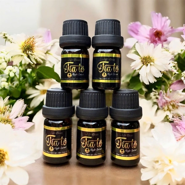 Hiện nay, trên thị trường có ba hướng chính của sản phẩm nước hoa vùng kín: tinh dầu dạng lọ, xịt sáp, và bột thơm. (Ảnh 3) Hiện nay, trên thị trường có ba hướng chính của sản phẩm nước hoa vùng kín: tinh dầu dạng lọ, xịt sáp, và bột thơm. (Ảnh 3)