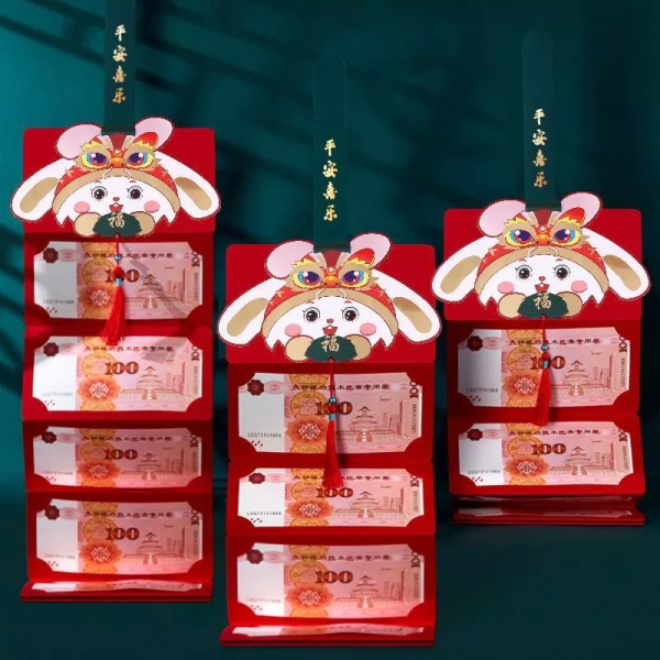 Kết hợp phong bao rồng với các mẫu khác như phong bao “đèn lồng”, “bánh chưng” hoặc “cành mai”. (Ảnh 5) Kết hợp phong bao rồng với các mẫu khác như phong bao “đèn lồng”, “bánh chưng” hoặc “cành mai”. (Ảnh 5)