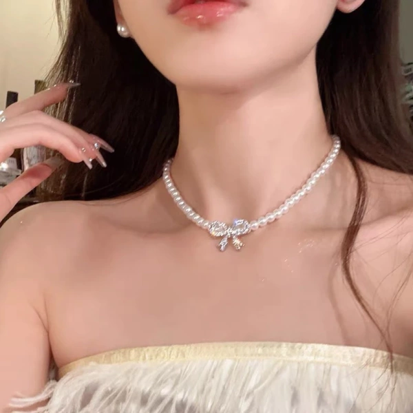 Áo dài đã mang trong mình nét đẹp truyền thống, thanh lịch và tinh tế. (Ảnh 2) Áo dài đã mang trong mình nét đẹp truyền thống, thanh lịch và tinh tế. (Ảnh 2)