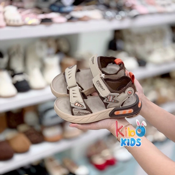 Khi sandal bé trai đi học trông bền nhưng lại mất độ bám chân trong những ngày mưa. - Ảnh 3
