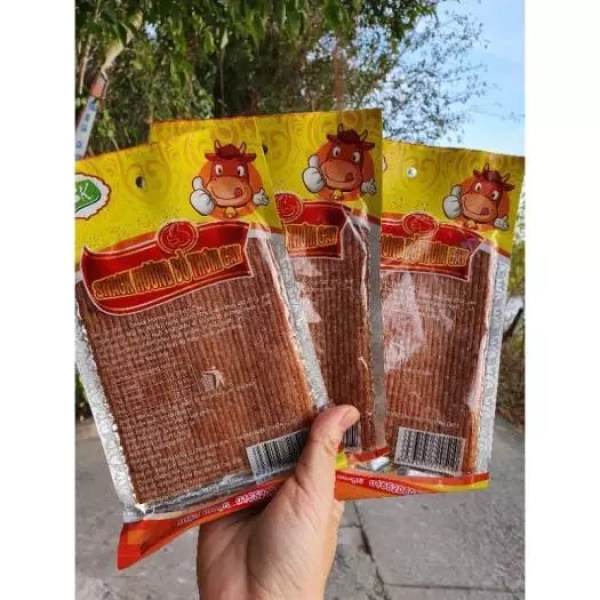 Nếu bạn đã trải nghiệm “cú lừa” que tăm mỏng nhưng vẫn muốn thưởng thức hương vị thơm cay đặc trưng, Gói Snack Bò Miếng Thơm Cay, đồ ăn vặt Hằng Đại là một lựa chọn đáng cân nhắc. (Ảnh 5) Nếu bạn đã trải nghiệm “cú lừa” que tăm mỏng nhưng vẫn muốn thưởng thức hương vị thơm cay đặc trưng, Gói Snack Bò Miếng Thơm Cay, đồ ăn vặt Hằng Đại là một lựa chọn đáng cân nhắc. (Ảnh 5)