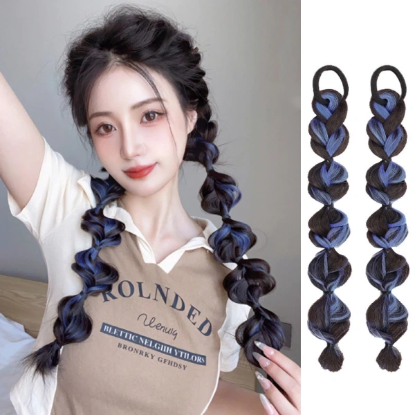 Trong kho tàng các mẫu tóc giả hiện nay, “Tóc Giả Phong Cách Hàn Quốc Phù Hợp Với Nhiều Loại Tóc - Tóc Giả Tết Lọn Gẩy Light Cá Tính” nổi bật với thiết kế nhẹ, lọn gãy bông bẩy và chất liệu sợi tổng hợp cao cấp mềm mượt, không xơ rối. (Ảnh 4) Trong kho tàng các mẫu tóc giả hiện nay, “Tóc Giả Phong Cách Hàn Quốc Phù Hợp Với Nhiều Loại Tóc - Tóc Giả Tết Lọn Gẩy Light Cá Tính” nổi bật với thiết kế nhẹ, lọn gãy bông bẩy và chất liệu sợi tổng hợp cao cấp mềm mượt, không xơ rối. (Ảnh 4)