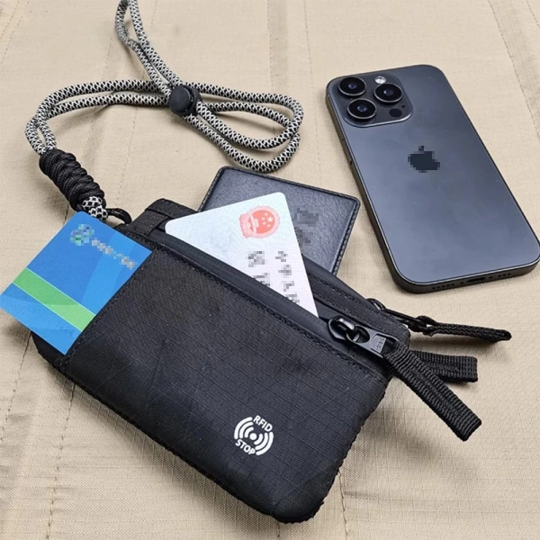 RFID (Radio Frequency Identification) là công nghệ cho phép truyền dữ liệu không dây qua sóng vô tuyến, được sử dụng rộng rãi trong thẻ ngân hàng, thẻ hành lý, thẻ công nhận danh tính… Khi một thiết bị quét RFID phát ra sóng tần số thích hợp, dữ liệu được mã hoá trên thẻ có thể được đọc từ khoảng cách lên đến 10–15 cm. (Ảnh 2)