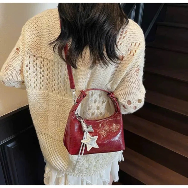 Chất liệu da PU và phong cách Hàn Quốc hiện đang trở thành xu hướng cho các mẫu túi đeo chéo. (Ảnh 4)