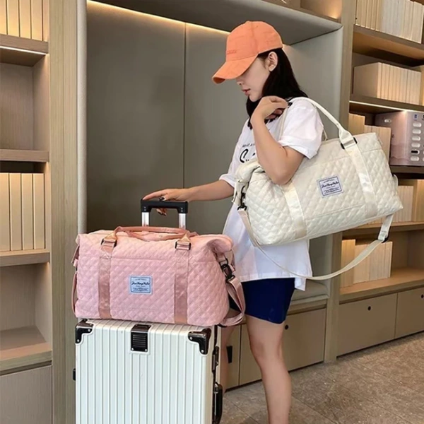 Khi túi du lịch chống thấm có ngăn tách riêng cho đồ khô và ướt biến nỗi lo ẩm ướt thành ký ức xa. - Ảnh 2 Khi túi du lịch chống thấm có ngăn tách riêng cho đồ khô và ướt biến nỗi lo ẩm ướt thành ký ức xa. - Ảnh 2