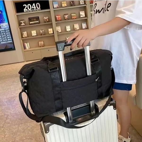 Khi túi du lịch chống thấm có ngăn tách riêng cho đồ khô và ướt biến nỗi lo ẩm ướt thành ký ức xa. - Ảnh 4 Khi túi du lịch chống thấm có ngăn tách riêng cho đồ khô và ướt biến nỗi lo ẩm ướt thành ký ức xa. - Ảnh 4